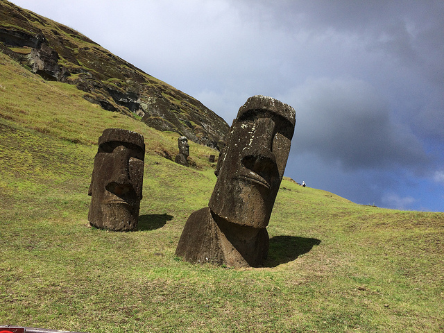 Hay más de 1.000 los moai (estatuas) en la Isla de Pascua (Rapa Nui en lengua indígena), construidos con roca volcánica. En el entorno del volcán Rano Raraku hay varios semienterrados que parecen salir de la profundidad de la tierra. Unos 120.000 turistas llegan cada año a la isla chilena de la Polinesia, atraídos por este mítico arte. Crédito: Orlando Milesi/IPS