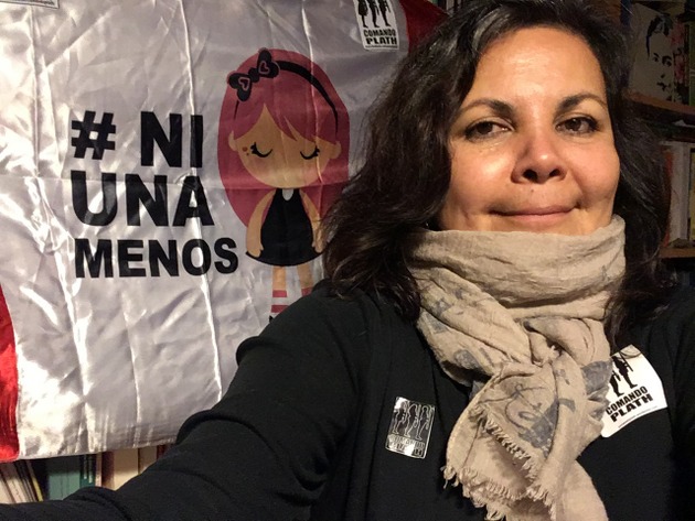 Rocío Silva, docente universitaria y activista por los derechos de las mujeres, delante de un cartel que resalta el #NiUnaMenos, el movimiento contra los feminicidios que ha surgido en varios países de América Latina. Crédito: Cortesía de Rocío Silva