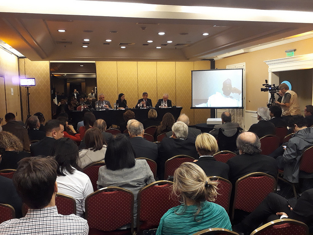 Vista del salón donde se realizó en Buenos Aires el encuentro sobre el rol de la comunicación para impulsar la cooperación Sur-Sur, organizado por IPS-Inter Press Service América Latina. Los participantes coincidieron en que los medios de comunicación del Sur global deben generar contenidos atractivos, que permitan combatir una agenda informativa impuesta desde los países del Norte industrial. Crédito: Daniel Gutman/IPS