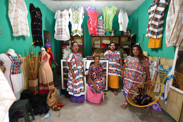De izquierda a derecha: Mago, Nachita, Jenny y Flor Amuzga en el local donde ponen a la venta los huipiles que bordan, en Zacualpan, en el estado de Guerrero, en México. Crédito: Salvador Cisneros/Pie de Página