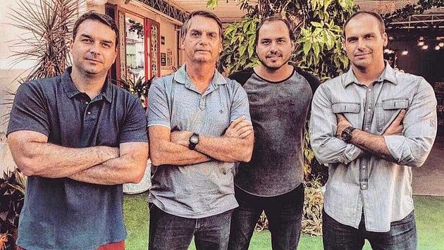 El presidente brasileño Jair Bolsonaro, segundo a la izquierda, con los tres de sus cuatro hijos varones metidos en la política y una fuente de problemas para el gobernante de extrema derecha de Brasil, en sus dos primeros meses en el poder. Crédito: Instagram