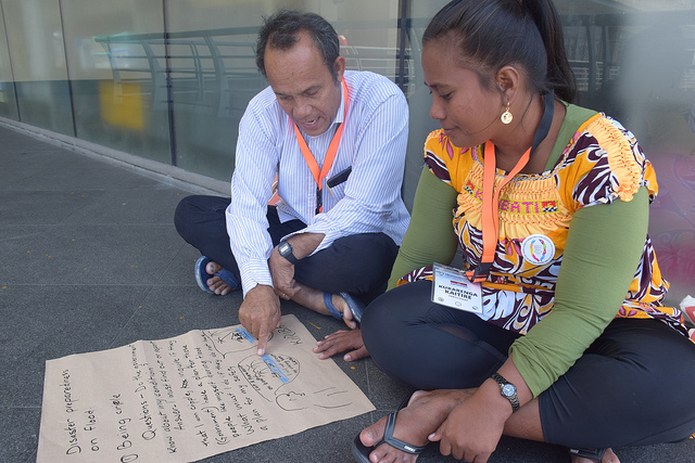 Itinnenga Uan, director de la Fundación para la Lepra del Pacífico en Kiribati, y Kurarenga Kaitire, paciente con lepra, conversan sobre la vulnerabilidad de su país, Kiribati, al cambio climático. Crédito: Stella Paul/IPS