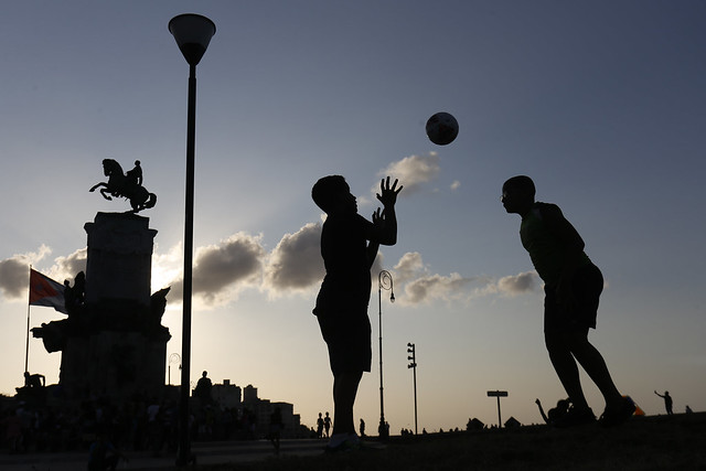 Dos adolescentes juegan con un balón en el parque Antonio Maceo, en el municipio de Centro Habana, uno de los que conforman la capital de Cuba, un país donde el problema de la violencia sexual infantil sigue siendo un tabú y se desconoce la vulnerabilidad de los varones. Crédito: Jorge Luis Baños/IPS