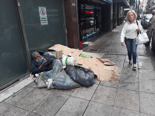 Un hombre en la acera donde vive en la calle Uruguay, en el centro de la capital argentina. No hay datos oficiales, pero las organizaciones sociales coinciden en que ha crecido en los últimos años la cantidad de personas sin hogar. En el último año, según datos oficiales, la población en pobreza pasó de 15 al 32 por ciento del total. Crédito: Daniel Gutman/IPS