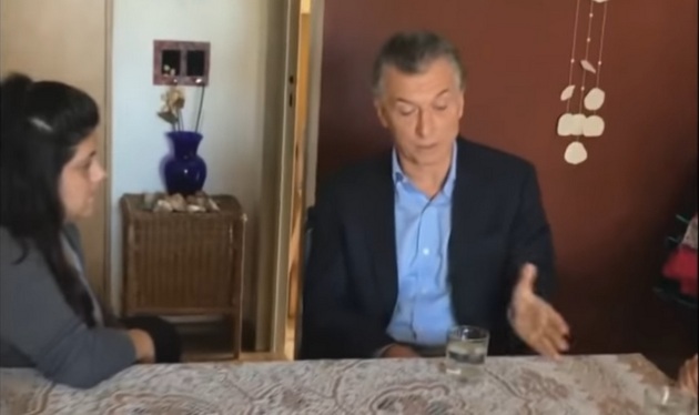 Captura del video del presidente Mauricio Macri en un hogar de clase media de Buenos Aires. El mandatario buscó mostrar empatía con la mayoría de los argentinos que sufre el deterioro de su poder adquisitivo, en el escenario escogido para anunciar el congelamiento temporal del costo de algunos bienes y servicios. Crédito: Presidencia de la Nación