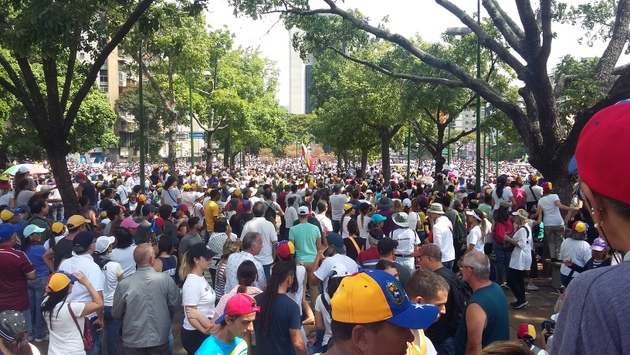 Miles de opositores se congregaron el 1 de mayo en la plaza Altamira y otros puntos establecidos de Caracas para esperar por varias horas a que se dirigiese a ellos el líder opositor Juan Guaidó, que se fue desplazando a los diferentes puntos de concentración de sus adeptos en la capital de Venezuela. Crédito: Humberto Márquez/IPS
