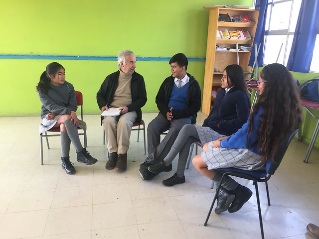 Cuatro estudiantes de 13 y 14 años conversan con IPS sobre como el proyecto de reutilización del agua les ha hecho tomar conciencia de la importancia de cuidar el recurso en el territorio semiárido donde viven, en un aula de la escuela rural de El Guindo, en el municipio de Ovalle, en Chile. Crédito: Orlando Milesi/IPS
