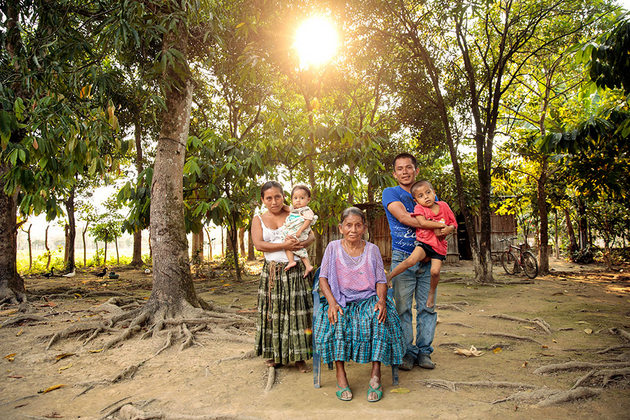 María Ba Caal con miembros de su familia. Crédito: Ryan Brown/ONU Mujeres