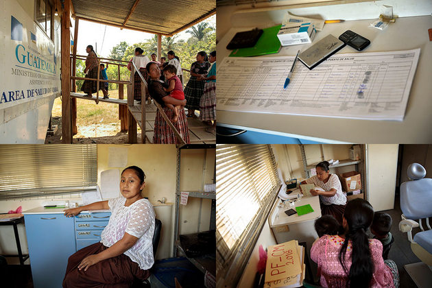 Mujeres de la comunidad, muchas con hijas e hijos, esperan en la clínica móvil. La clínica móvil gratuita en Sepur Zarco atiende entre 70 y 80 personas diariamente. 