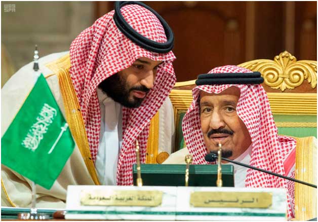 El rey Salmán bin Abdulaziz, sentado, y el príncipe heredero y hombre fuerte de Arabia Saudita, que es la expresión máxima de la intolerancia del reino por toda disidencia, incluida la de las activistas por los derechos de las mujeres. Crédito: Dominio público 