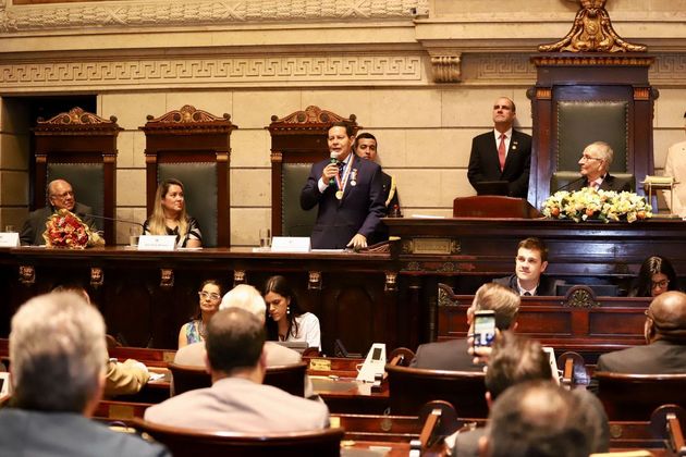 El vicepresidente Hamilton Mourão, general retirado del Ejército, en la ceremonia en que recibió el título de ciudadano de honor de Río de Janeiro, el 17 de junio. El vicepresidente ha asegurado que las familias sin padre o abuelo crían hijos “desajustados”, con gran probabilidad de volverse delincuentes, descalificando por lo menos 11,6 millones de familias de Brasil, que solo cuentan con una madre como cabeza y sostén. Crédito: Adnilton Farias/VPR