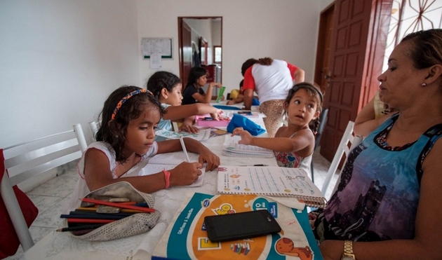Durante el día, niños y niñas reciben clases de apoyo escolar y aprenden portugués. “Hablan mucho y mejor que nosotros”, afirma la madre de una de las niñas. Crédito: João Machado/Acnur
