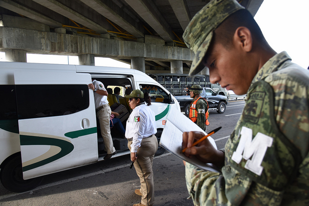 Un efectivo del Ejército toma nombres de los periodistas en el retén El Manguito, en el kilómetro 299 de la carretera de Ciudad Hidalgo, en Tapachula, en la frontera de México con Guatemala, en el suroccidental estado de Chiapas. Crédito: Isaac Guzmán/En el Camino