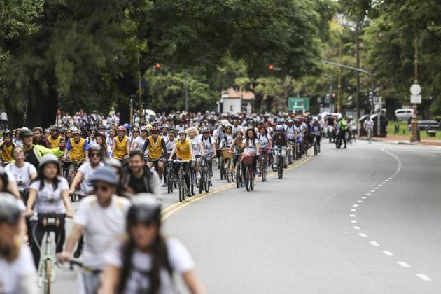 Ciclistas recreativos por una de las calles de la capital de Argentina. Crédito: Gobierno de Buenos Aires