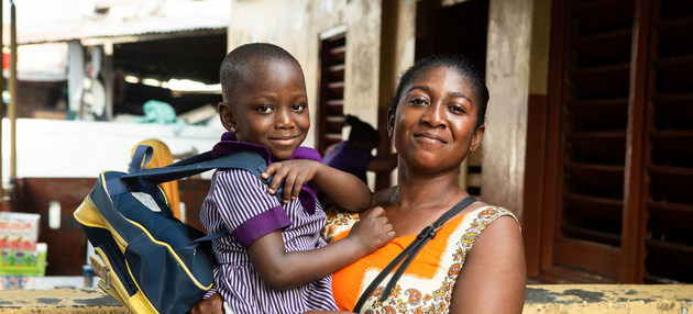 Una madre en Makola, en Ghana. Crédito: Ruth McDowall/ONU Mujeres