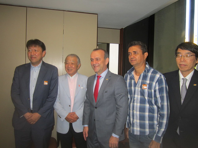 Yohei Sasakawa (2do I), presidente de la Fundación Nipona, acompañado por dos miembros de su delegación, durante el encuentro con el diputado Helder Salomão (C), presidente de la Comisión de Derechos Humanos de la Cámara de Diputados de Brasil, quien se comprometió a apoyar iniciativas para eliminar la lepra en el país. En la reunión también participó Faustino Pinto (2do D), coordinador nacional del Movimiento de Reintegración de las Personas Afectadas por la Hanseníasis (Morhan). Crédito: Mario Osava/IPS