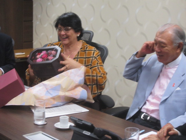 La ministra brasileña de la Mujer, la Familia y los Derechos Humanos, Damares Alves, recibe un presente de Yohei Sasakawa, presidente de la Fundación Nipona, al comienzo de un encuentro en Brasilia, en que la ministra prometió reforzar la asistencia a los afectados por la enfermedad de Hansen, incluyendo el pago de indemnizaciones a quienes en el pasado fueron aislados en leproserías. Crédito: Mario Osava/IPS