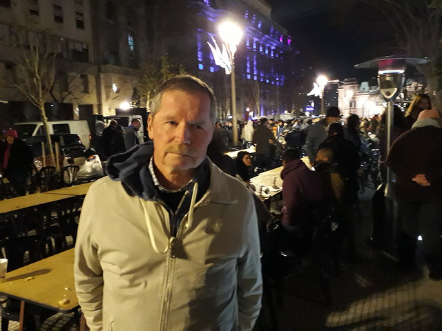 Juan Carr, fundador de la Red Solidaria, con la que asiste a personas en extrema pobreza en Argentina hace más de 20 años, en la Plaza de Mayo. Su llamado de atención luego de cinco muertes de personas sin techo en Argentina durante una ola de frío posibilitó que River Plate y otros clubes deportivos abrieran sus puertas e invitaran a dormir a la gente sin hogar. Crédito: Daniel Gutman/IPS