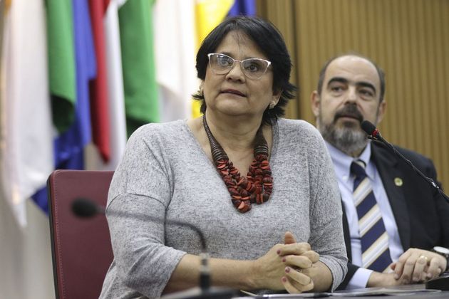 La abogada Damares Alves, ministra de la Mujer, la Familia y los Derechos Humanos de Brasil, es objeto de bromas por sus historias como pastora evangélica, como un video en que cuenta que desistió de suicidarse al recibir a Jesucristo cuando estaba en el alto de un árbol de guayabas. Crédito: Valter Campanato/Agência Brasil