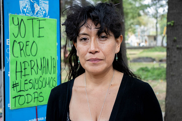 Araceli Osorio, madre de Lesvy Berlín, en el Memorial que se mantiene en recuerdo de Lesvy en la UNAM, en Ciudad de México. Crédito: María Fernanda Ruíz/Pie de Página