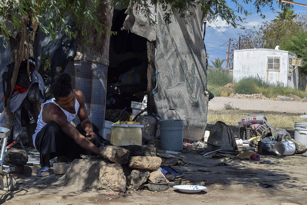 En las cercanías de las vías del tren, migrantes centroamericanos improvisan viviendas con lo que tienen a la mano, en un respiro rumbo al norte, siempre al norte. Crédito: Andro Aguilar/En el Camino
