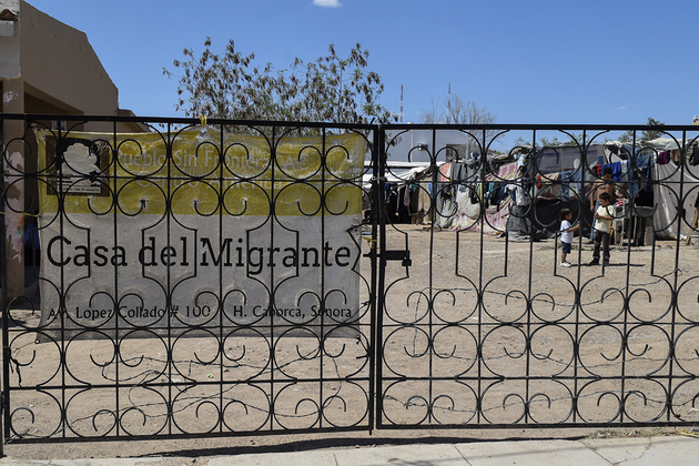 El albergue instalado a unos metros de las vías del tren pertenece a la organización Pueblos Sin Fronteras, liderada por Irineo Mujica, promotor de las caravanas de migrantes que cruzaron México rumbo a Estados Unidos desde 2018. Crédito: Andro Aguilar/En el Camino