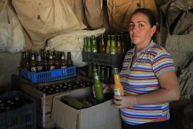 Maité Sarmiento muestra las conservas que elaboras a partir de mangos cultivados en la finca familiar Soledad III, en el barrio rural Las Caobas, en las inmediaciones de la ciudad de Gibara, en el este de Cuba. Crédito: Jorge Luis Baños/IPS