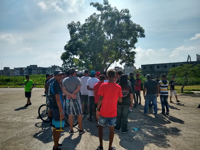 Jóvenes, en su mayoría varones, escuchan a los administradores de Snet congregados en un parque frente al Ministerio de las Comunicaciones, sobre la solución propuesta por las autoridades para mantener la existencia de la red comunitaria que abastece a unas 120.000 personas en La Habana, en Cuba. Crédito: Ivet González/IPS