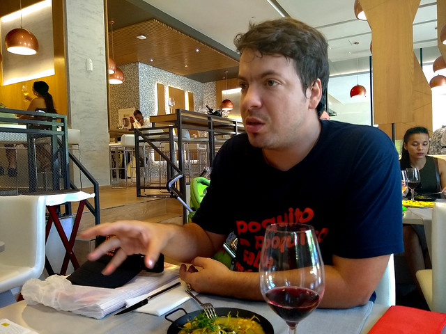 Yondainer Gutiérrez, coordinador de A la Mesa, un directorio de locales de restauración de La Habana, mientras explicaba a IPS la adaptación que el sector realiza en Cuba, para lograr nuevos mercados que compensen el declive del boom del turismo extranjero. Crédito: Ivet Gonzáles/IPS