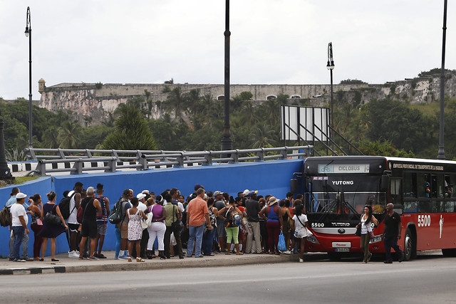 Pasajeros intentan abordar un ómnibus en las inmediaciones del túnel de la bahía, en el casco histórico de La Habana Vieja. El transporte público se ha visto afectado por la crisis de combustible en Cuba. Crédito: Jorge Luis Baños/IPS