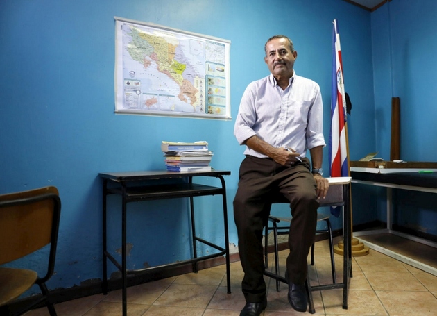 El profesor de derecho nicaragüense Carlos trabaja ahora como maestro, dando clases correctivas de secundaria a adolescentes locales en San José de Costa Rica. Crédito: Daniel Dreifuss/Acnur 