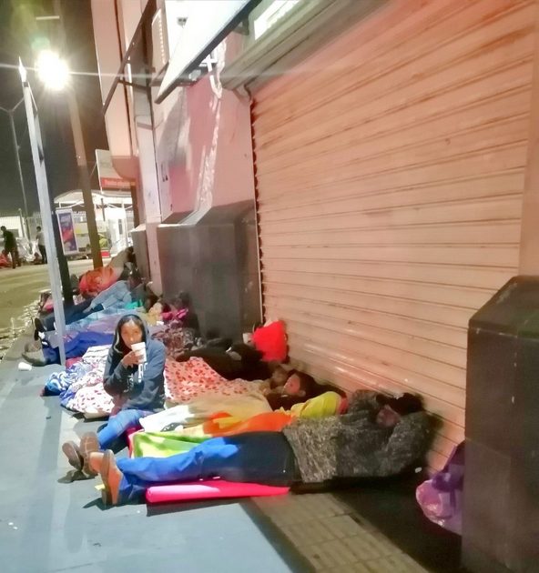 Migrantes procedentes del estado de Zacatecas duermen en las calles de Ciudad Juárez, en la frontera de México con Estados Unidos, en espera que los funcionarios migratorios estadounidenses le concedan asilo. Crédito: La Verdad/En el Camino