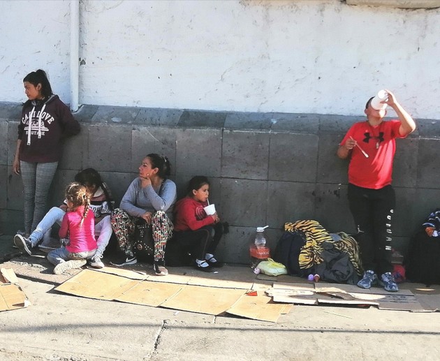 Una familia de desplazados del violento estado mexicano de Michoacán, en una calle de la norteña y fronteriza Ciudad Suárez, que esperan obtener asilo en Estados Unidos. Crédito: La Verdad/En el Camino