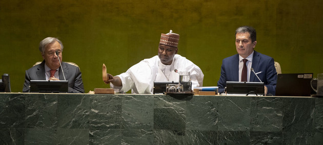El presidente del 74 período de sesiones de la Asamblea General de las Naciones Unidas,Tijjani Muhammad-Bande (centro), durante la sesión de apertura. Crédito: Cia Pak/ONU