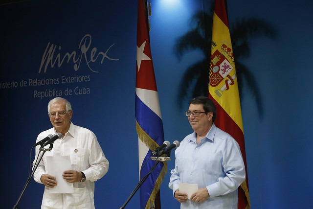El ministro de Asuntos Exteriores de España en funciones, Josep Borrell (D), y su anfitrión, el canciller cubano, Bruno Rodríguez, durante una rueda de prensa en La Habana, el 16 de octubre. Crédito: Jorge Luis Baños/IPS