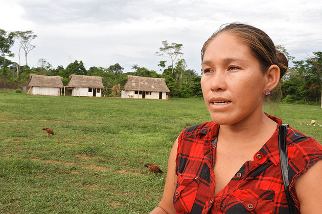 Sandra Justiniano cree que la selva amazónica es parte integral de la vida y la cultura de su gente. “Debemos cuidarlo, detener la tala de árboles, la quema…”, dice ella. Crédito: Teófila Guarachi/ONU Mujeres 