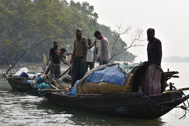 Los pescadores locales deben controlar su actividad en los canales y ríos de Sundarbans, ya que causa daño a los delfines de agua dulce que tienen su hábitat en ese humedal de Bangladesh. Crédito: Rezaul Karim Chowdhury / IPS