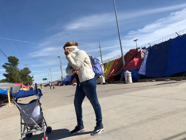 Campamento de desplazados aledaño al puente internacional Zaragoza, en la fronteriza Ciudad Juárez, en México. Crédito: Rocío Gallegos/La Verdad