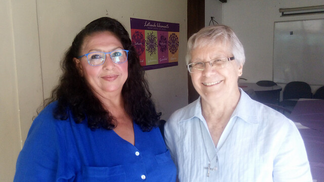 Mirna Argueta (I), directora ejecutiva de la Asociación para la Autodeterminación de Mujeres Salvadoreñas, y la religiosa católica Carmela Jibaja, de la centroamericana Red Ramá contra la Trata de Personas, dos activistas que trabajan para brindar atención a víctimas de trata, que en esta parte del mundo son en su mayoría mujeres. Crédito: Edgardo Ayala/IPS