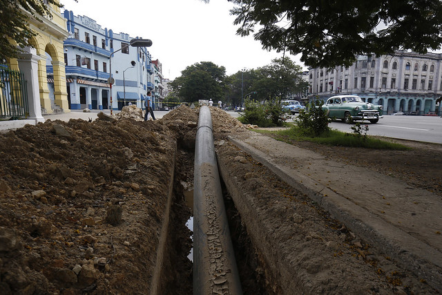 Una tubería polietileno de alta densidad atraviesa una céntrica calle, en que la empresa Aguas de La Habana instala nuevas redes hidráulicas para el abastecimiento de agua potable en la capital de Cuba. Las obras para la mejora de servicios se han multiplicado con motivo de los 500 años de la fundación de la ciudad, este 16 noviembre. Crédito: Jorge Luis Baños/IPS