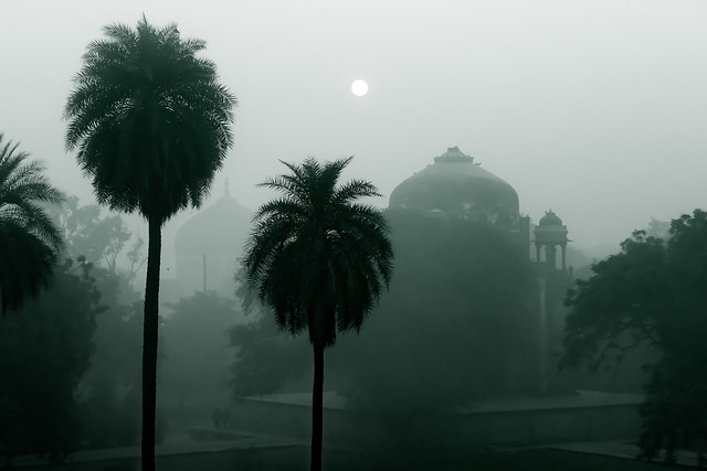 La tumba de Humayun, un complejo monumental de la arquitectura mogol, construido en 1570 uno de los atractivos turísticos de Nueva Delhi, envuelto en la bruma contaminante, que alcanzó niveles tan peligrosos que obligó al gobierno a cerrar las escuelas y declarar una emergencia de salud pública. Crédito: Malav Goswami/IPS