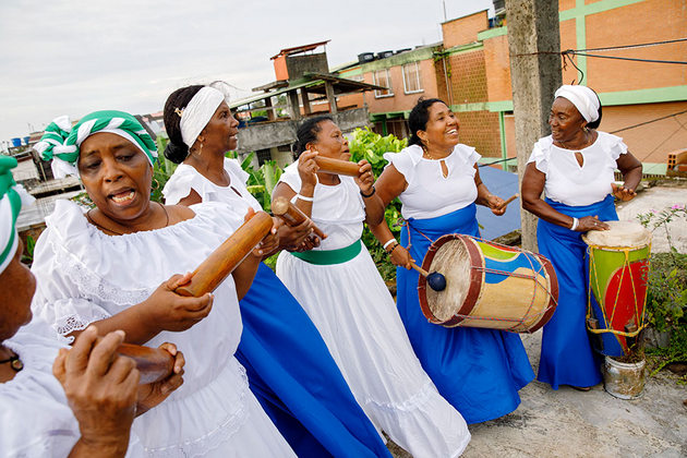Las Cantadoras ensayan sobre una azotea en Tumaco. Crédito: Ryan Brown/ONU Mujeres