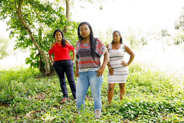 Adriana Arizala-Mesa (C), Yadira Ramírez Quinones (D) y Josefina Reynolds (I), integrantes de la FMEPAC. Crédito: Ryan Brown/ONU Mujeres