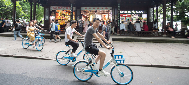 Jóvenes en bicicleta en Hangzhou, China. Crédito: Yimin Feng/ONU