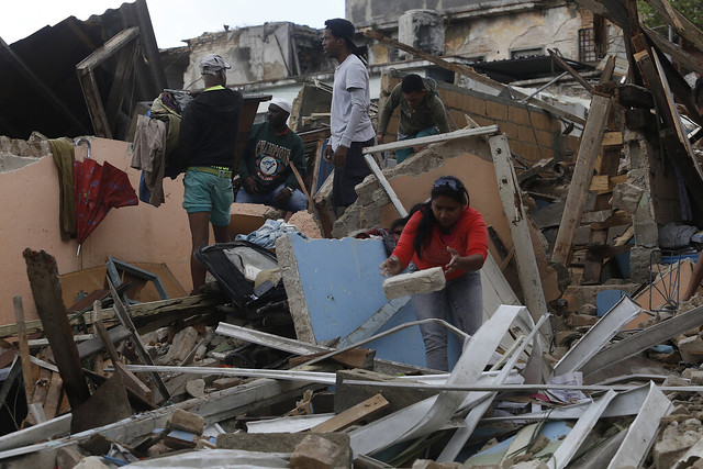 Una mujer mientras retiraba el 29 de enero de este año los escombros de su destruida vivienda, en busca de objetos personales, tras el paso de un tornado en el barrio de Luyanó, en la capital de La Habana. Crédito: Jorge Luis Baños/IPS