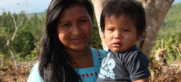 Una mujer campesina indígena de Costa Rica, junto con su hijo. Crédito: Acnur