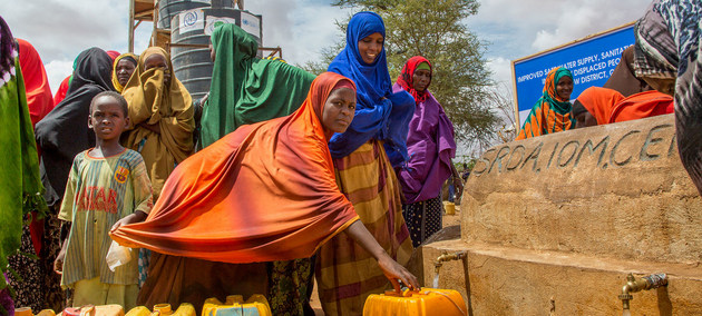Desplazados en Somalia participan en un proyecto de distribución de agua. Crédito: PMA