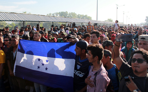 Casi 3 000 migrantes hondureños tratan de ingresar a México en su ruta hacia Estados Unidos. Crédito: Bladimir Pérez/Chiapas Paralelo