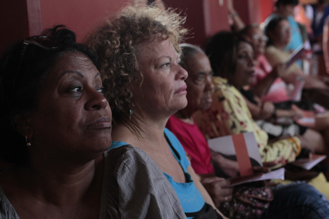 Mujeres asisten a un taller en la sede del proyecto cultural Casa Gaia, en el centro histórico de La Habana Vieja, como parte de la décima Jornada Nacional por la No Violencia hacia las Mujeres y las Niñas, que desde 2007 visibiliza este problema en Cuba. Crédito: Jorge Luis Baños/IPS