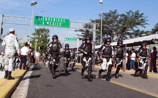 Efectivos de la Guardia Nacional de México no da la bienvenida a los migrantes que llegan a su frontera sur en la nueva caravana. Crédito: Bladimir Pérez/Chiapas Paralelo